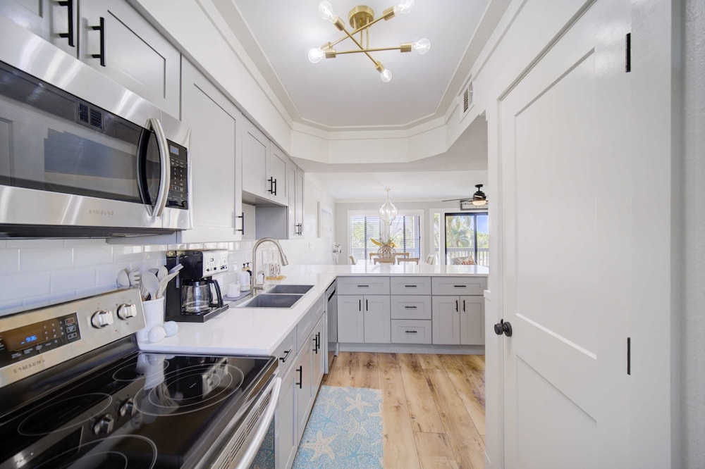 2 Condos, Steps to the Beach Pool+hot Tub, Balcony Lounge Triton & Sea Haven