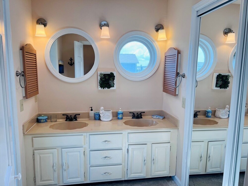 Fore Shore West- 4 Bedroom Home by RedAwning