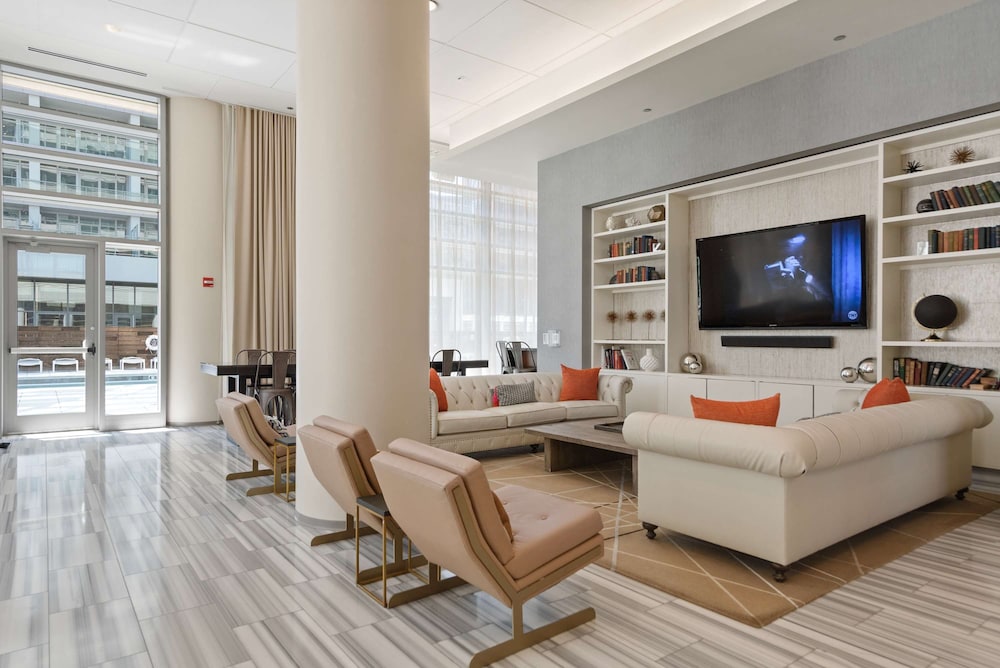 Penthouse Near Fulton Skyline Spacious
