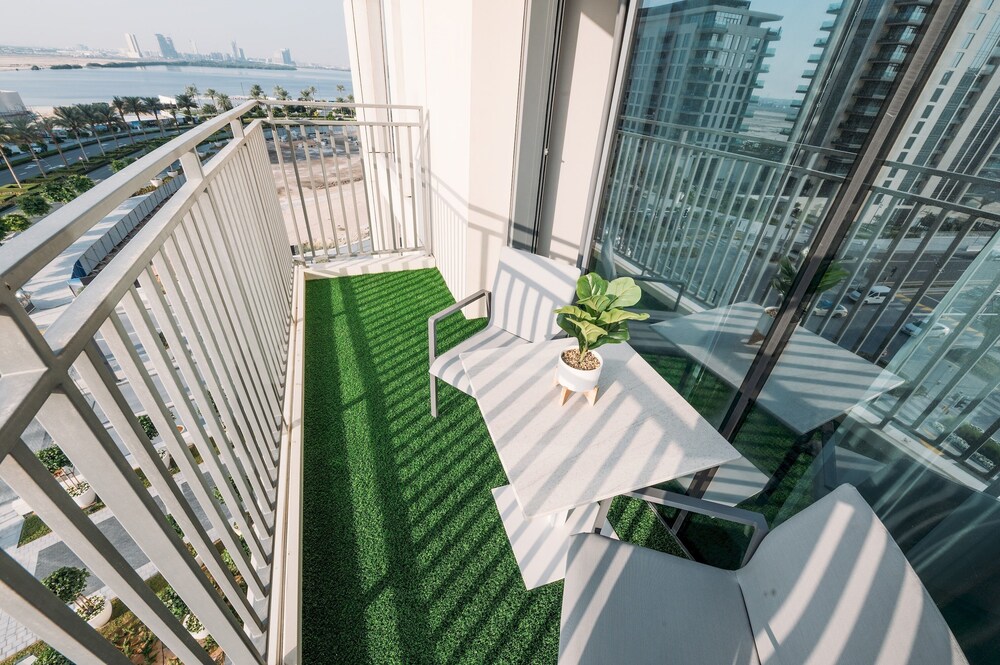 Elegant Stay: Balcony & Stunning Dubai Creek Views
