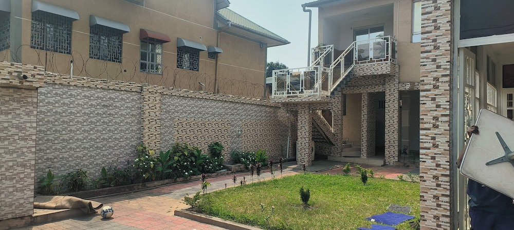 Serene 5-bedroom Apartment in Kinshasa's 10ème Rue Limete-résidentiel