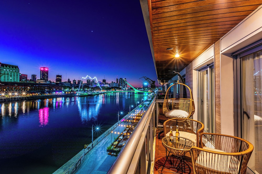 2BR Family Apt Puente de la Mujer View