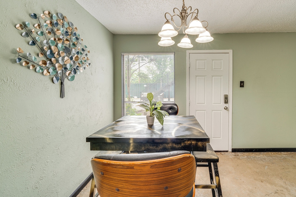 3 Mi to Dtwn Dallas: Condo w/ Walkable Location!
