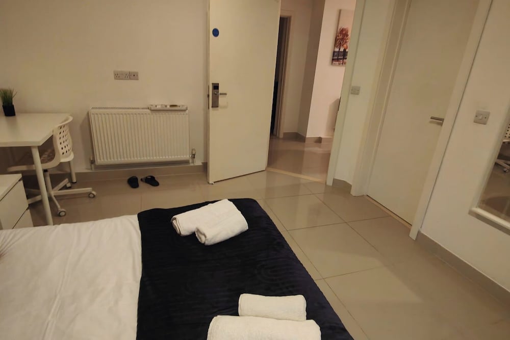 Leeds 3 Bed En-suites Apartment Retreat- Sleeps 9
