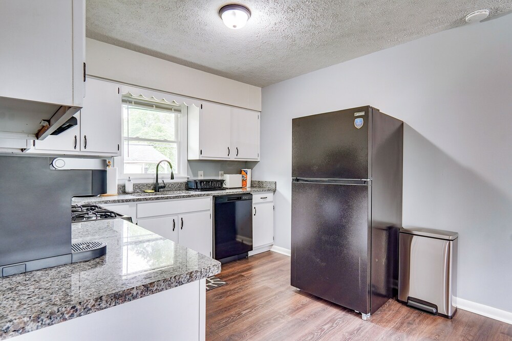 5 Mi to Dtwn: Family-friendly Fayetteville Home!