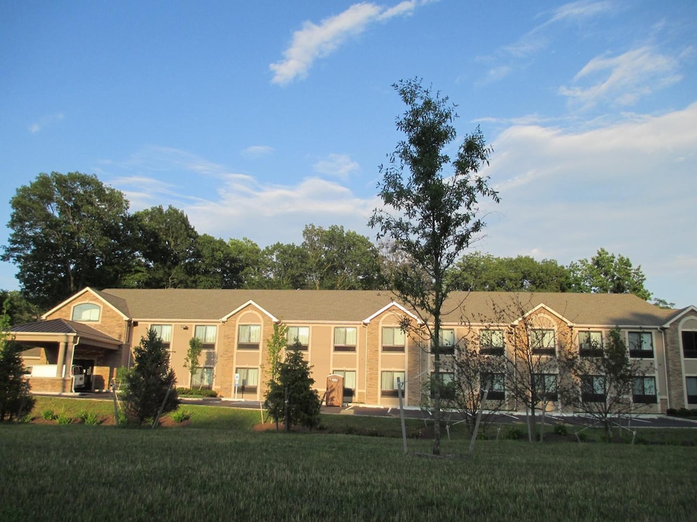 Red Carpet Inn And Suites Monmouth Jtc