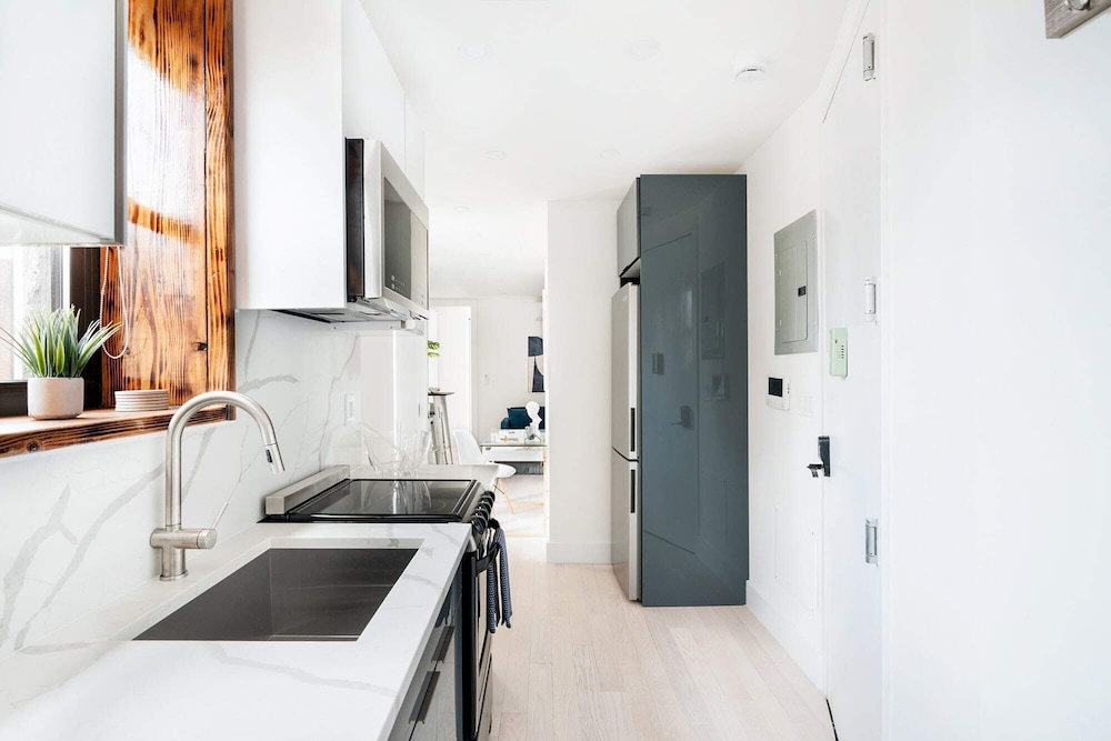 48 Midtown West Apt