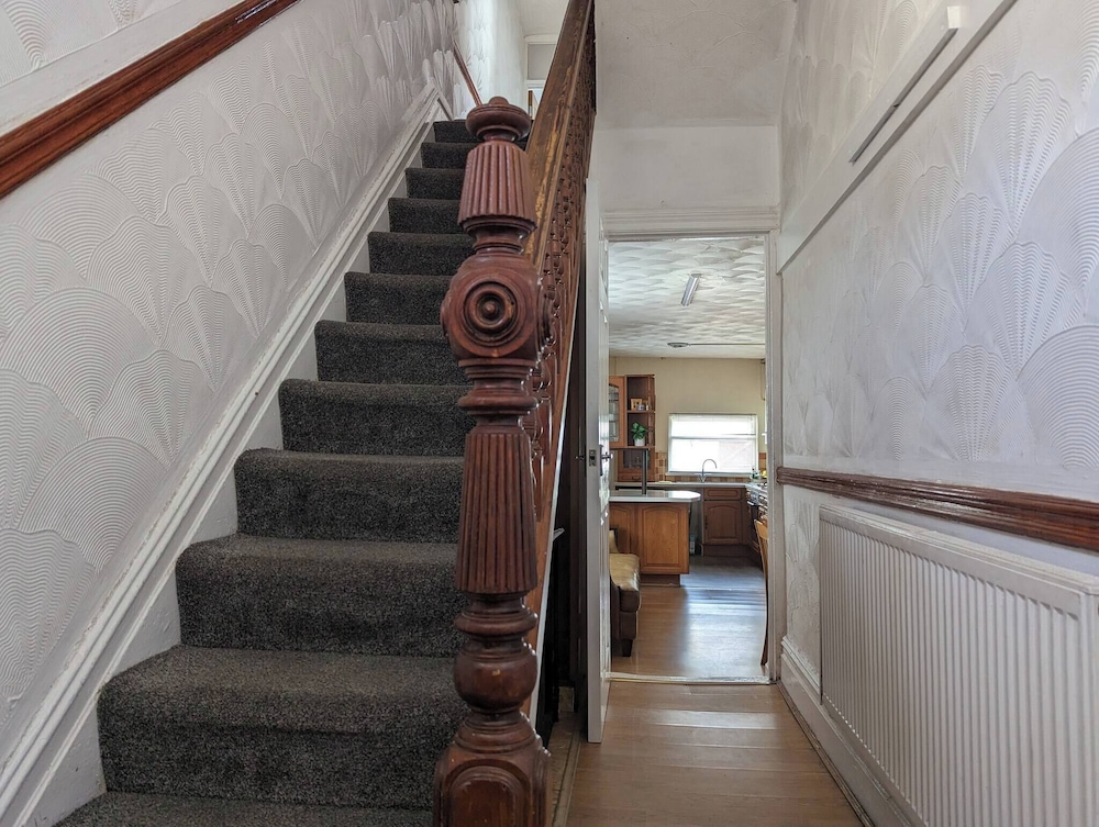 Family-sized Comfort - Walk to Lake & City Centre
