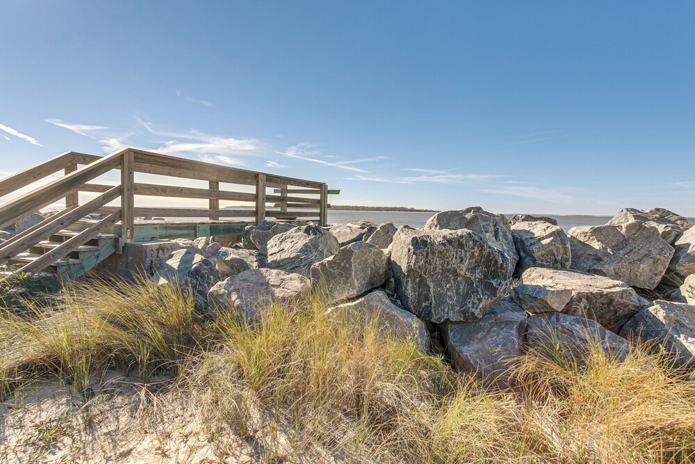 Walk to Public Beach: Hideaway in St Simons Island