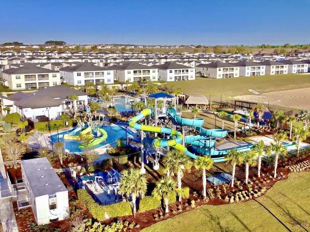 Stunning 4 Bed Townhome Pool & Waterpark 4 Bedroom Townhouse