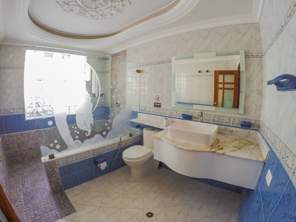 Wonderland Hostel By GB Collection