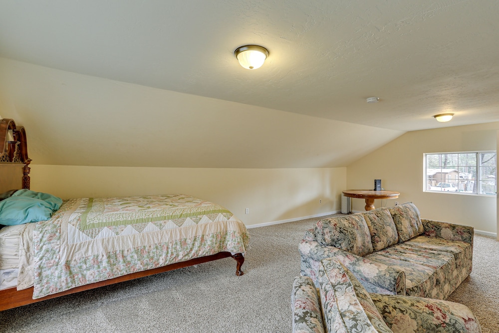 Charming Lakehead Cabin: Walk to Shasta Lake!