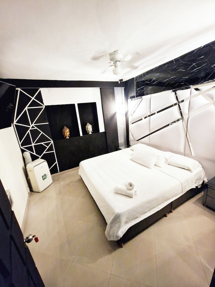 $ PROMO $ 11 Bedrooms with bathrooms Aprtmnt + 2 Jacuzzis and a rooftop pool. @Poblado