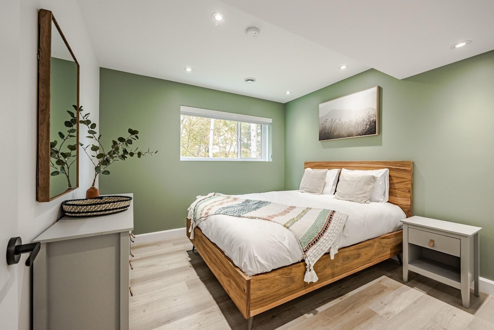 Valhalla - Scandinavian Style Chalet Directly on the Lake With Upscale Amenities and Private hot tub