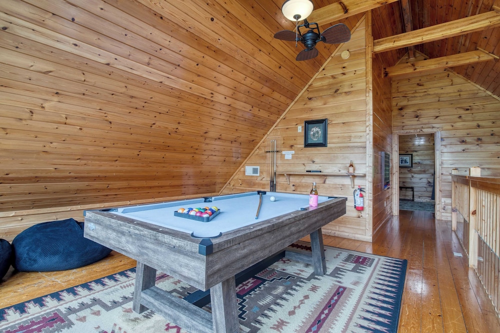 Triple Mountain View by Avantstay: Hot Tub, Game Room & Stunning Smoky Mountain Views