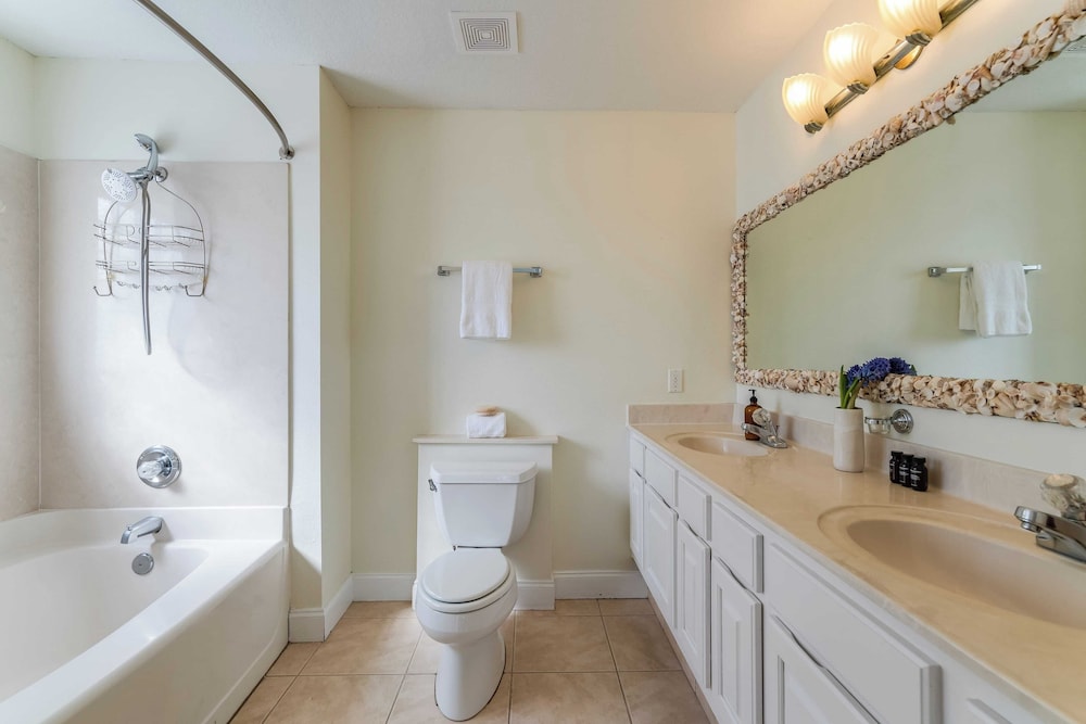 Sleeps 36 2 Homes, Walk to Beach, Priv Pool + Hot Tub Tidal Wave & Seacrest