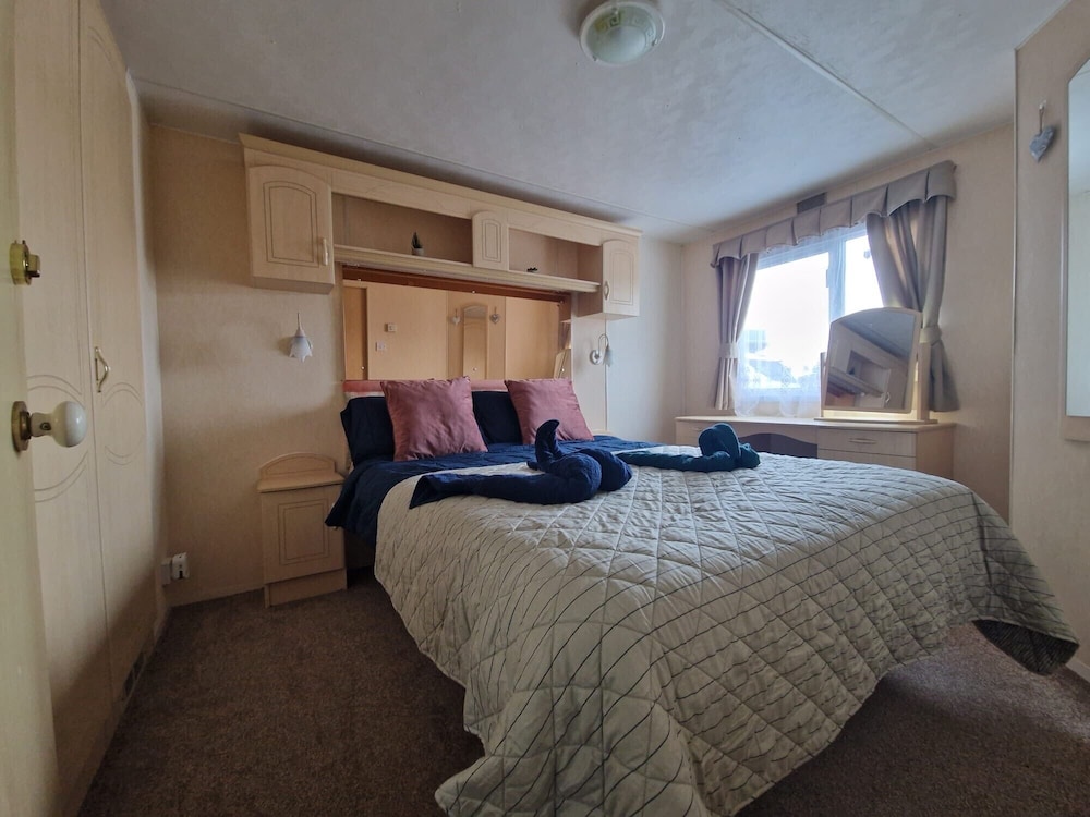 Caravansleeps6-parking-pool-mountain-petsok