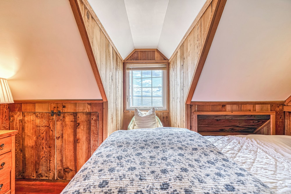 2 BR Beachfront Cottage w/ Grill & Expansive Deck