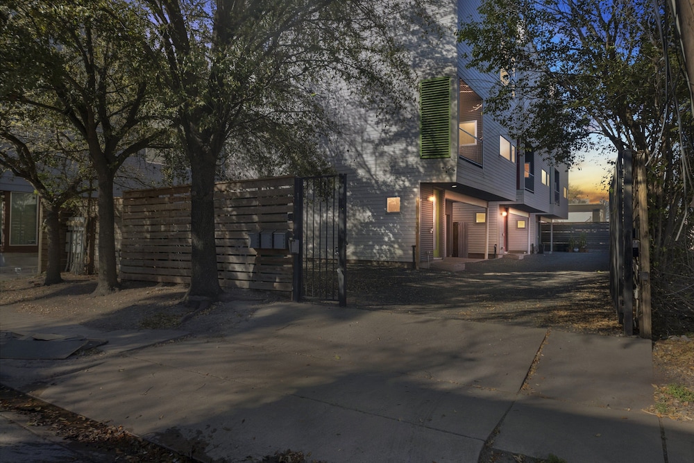 Modern Comfort In The Heart Of Museum District 3 Bedroom Townhouse