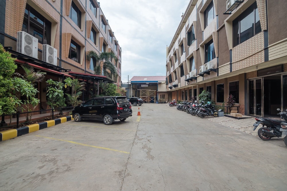 RedDoorz Plus near Soekarno Hatta Airport 2, Tangerang - 15