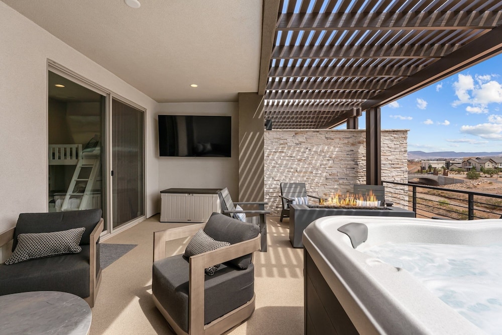 Canyon Country Oasis 6 Bedroom Townhouse