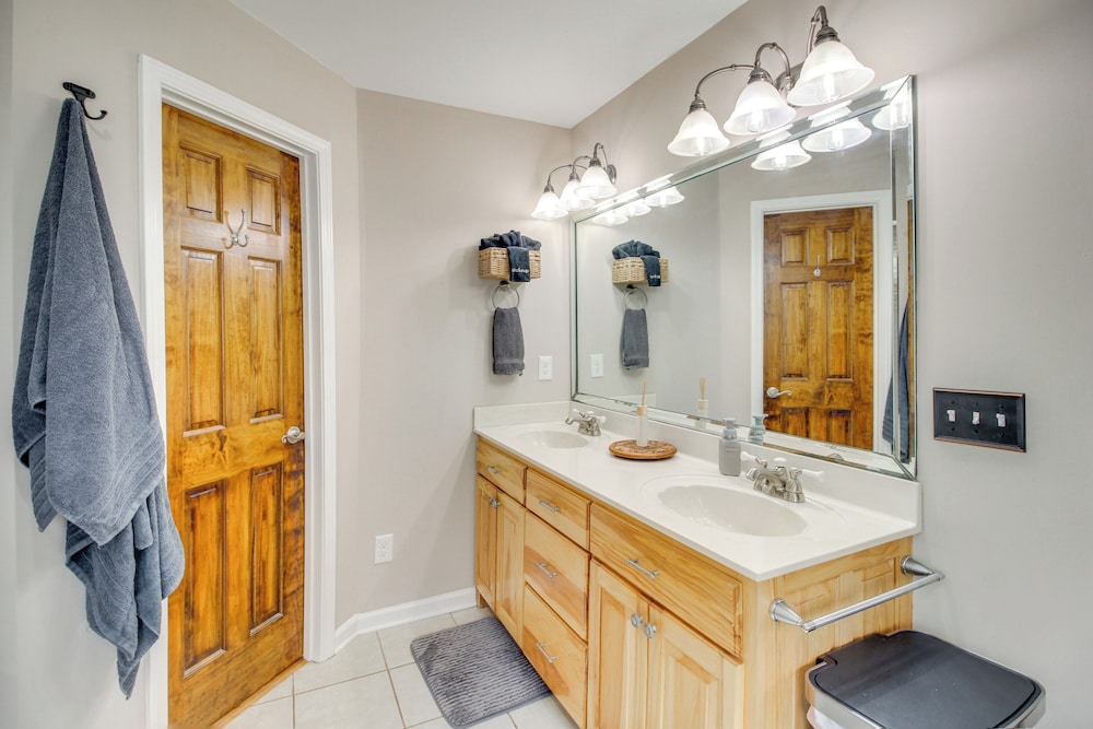 Community Perks: Mtn-view Ellijay Cabin w/ Hot Tub