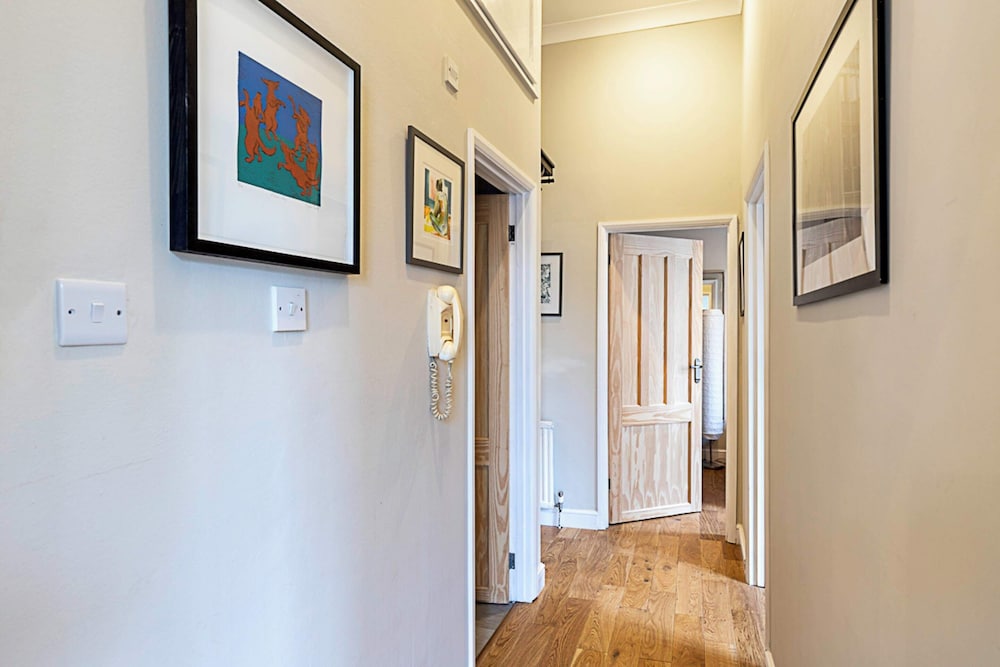 Beautiful Two Bedroom Abode Near Victoria