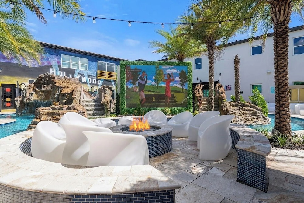 Luxury Mansion w Pool Sleeps 60