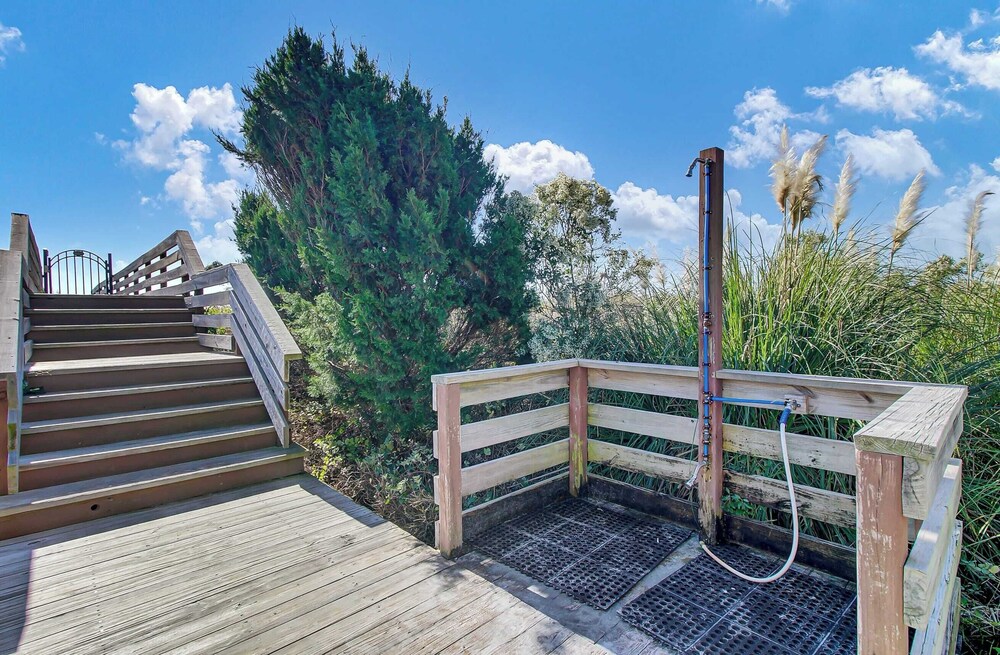Beachfront 3bdr Condo w/ Pool & Deck Ocean Views Ocean Blvd #102 by Avantstay