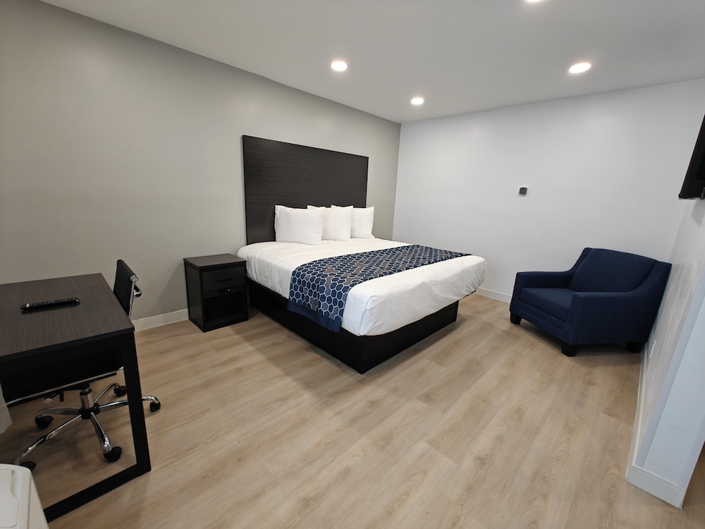 Casa Blanca Inn and Suites
