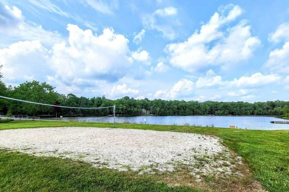 Lakeshore Oasis by Avantstay Private Beach, Views, Hot Tub, Volleyball