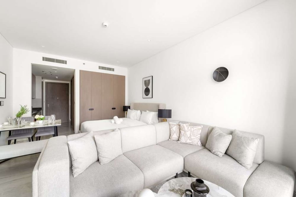 Luxury Living in Peninsula Five With Skyline View and Amazing Pool