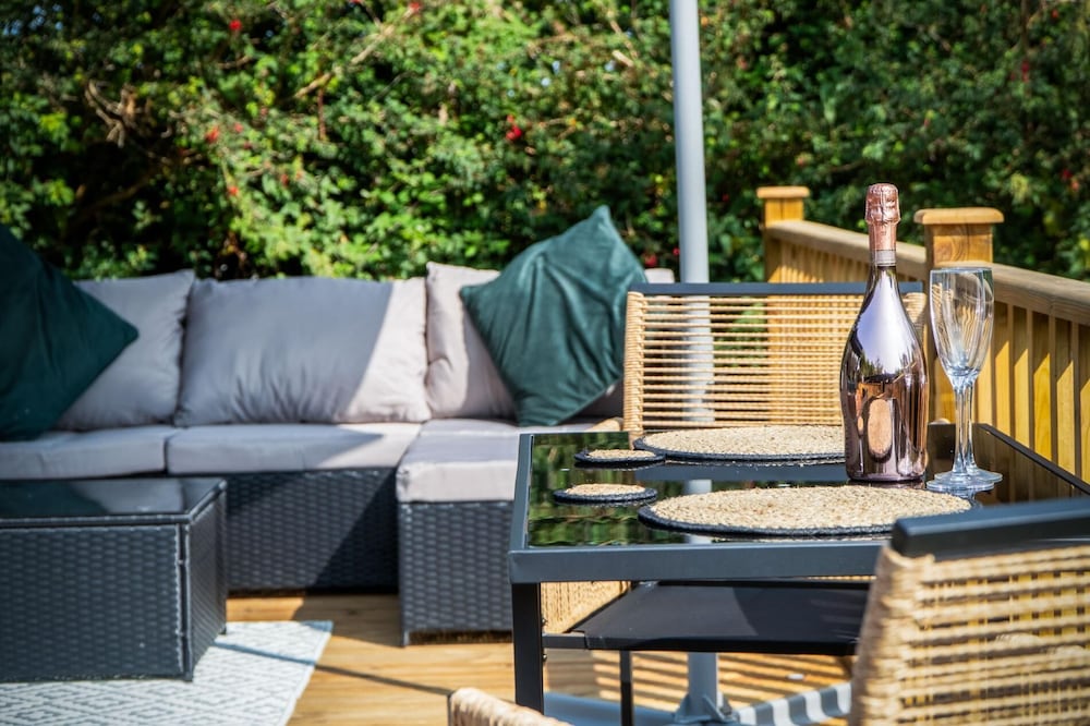 Cedars Lodge - Hot Tub - Penally - Tenby