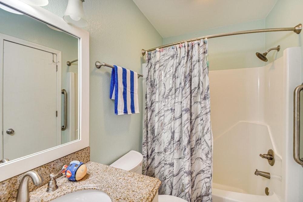 Walk to Beach + Restaurants: Outer Banks Retreat