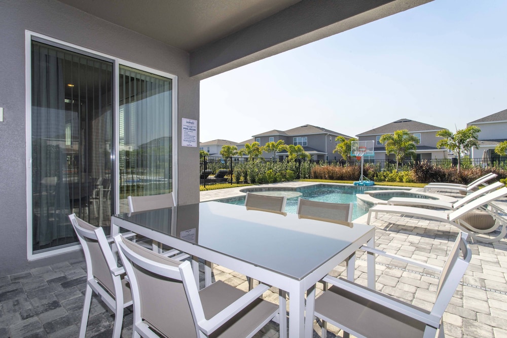 Family Escape With Private Pool & Themed Rooms - Image 4