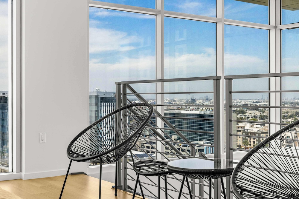 @marbella Lane - Chic 2BR Penthouse w/ Ocean Views
