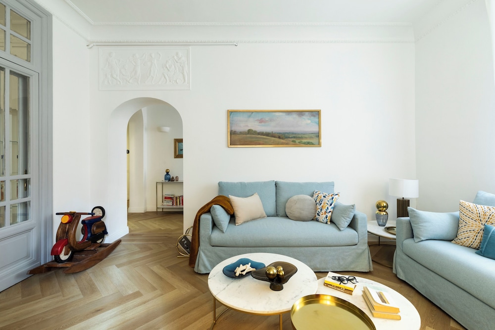 Belle Epoque House of Mirror