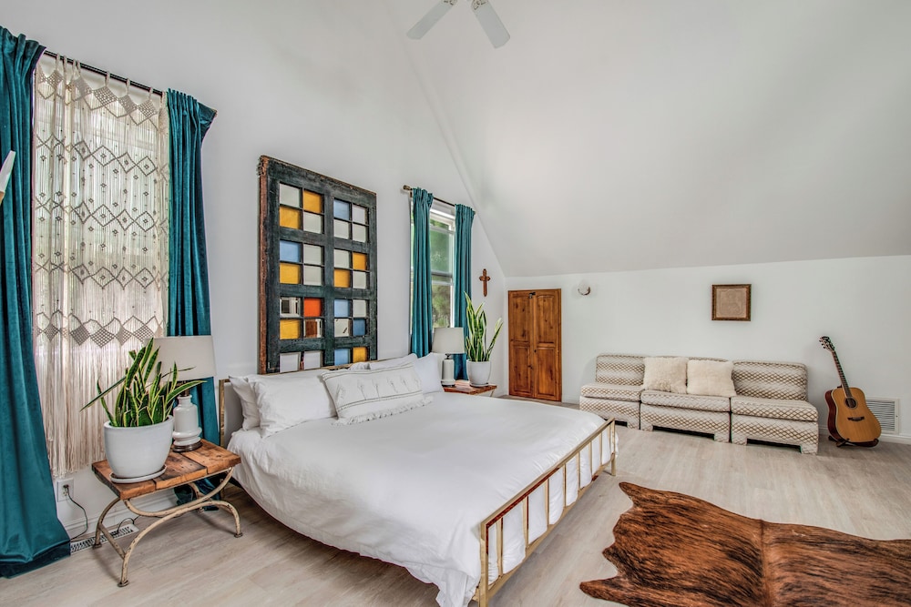 Walk to Lake Arrowhead: Peaceful Mountain Retreat!