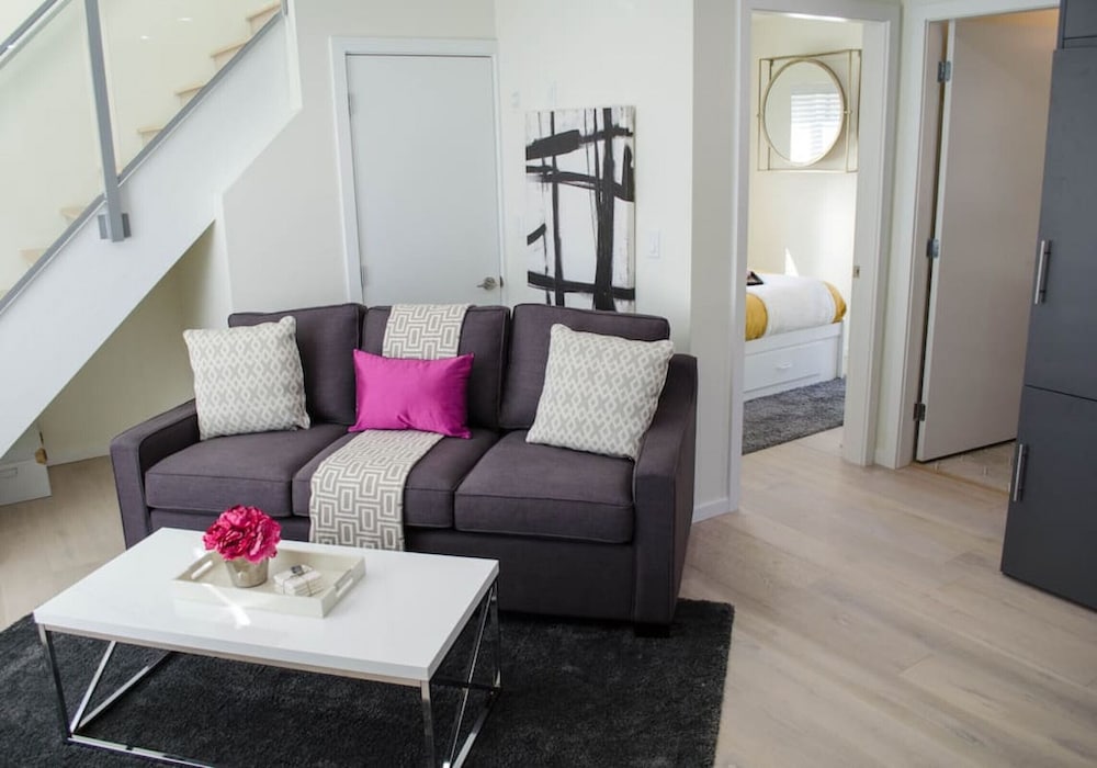 442 Furnished 2 Bdrm Coach House - Image 1