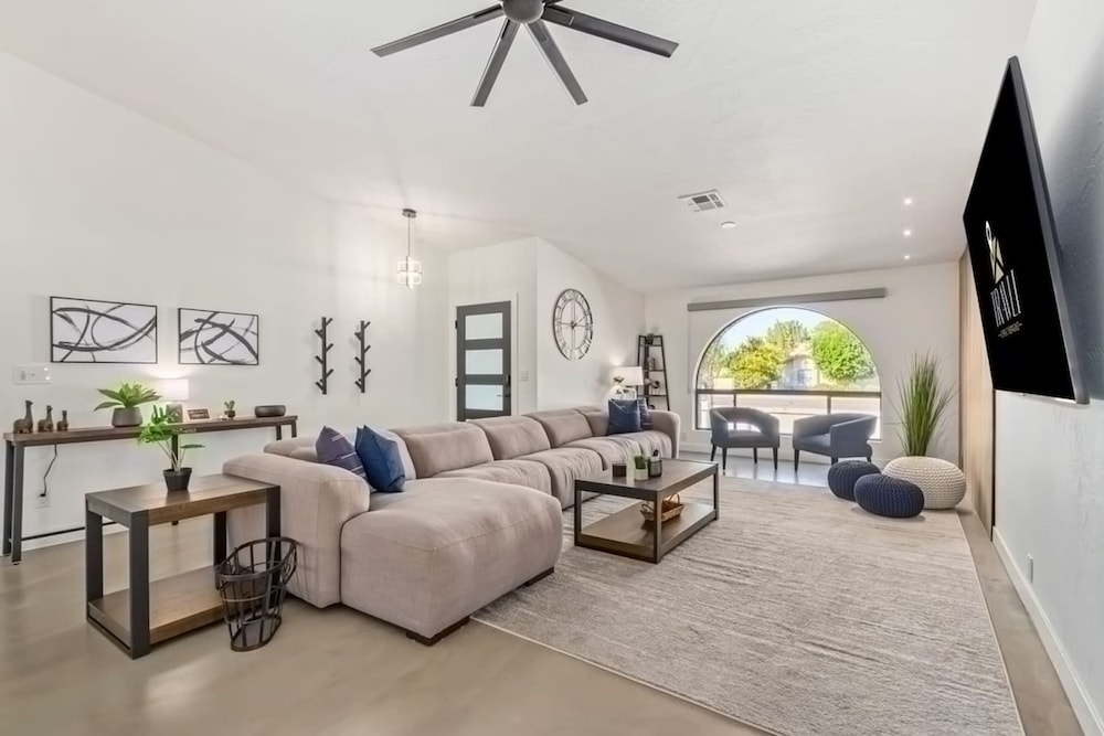 5BR Resort-style Oasis 2 Primary s Cabana Gameroom