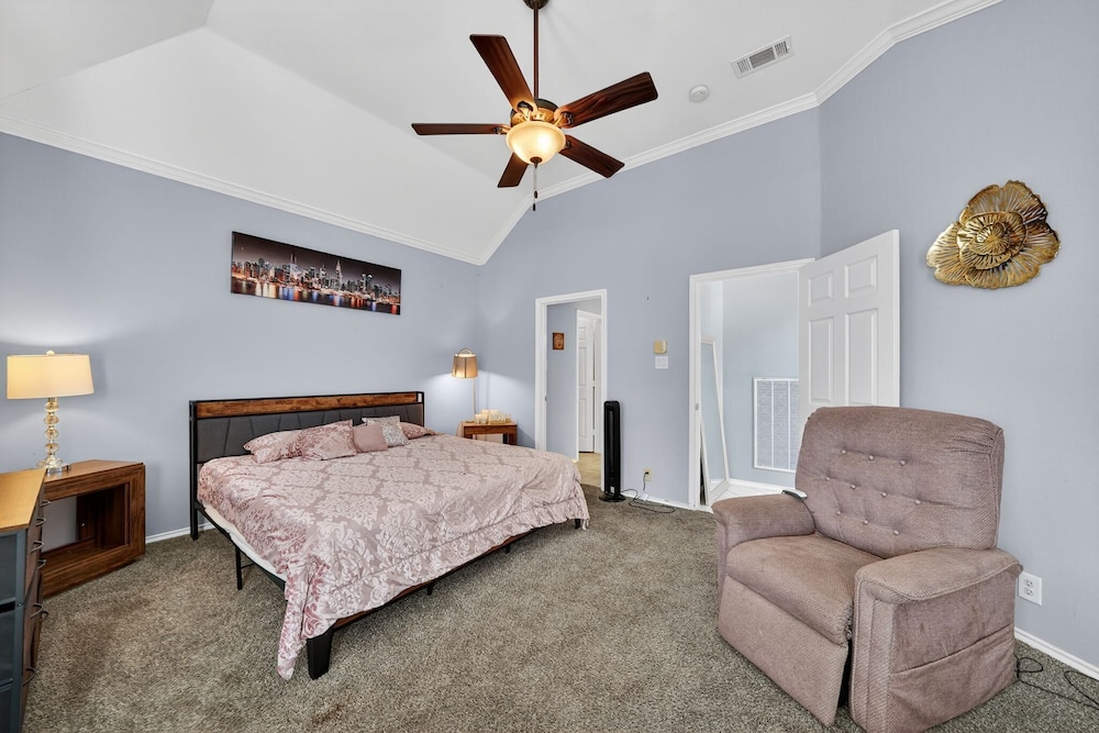 San Antonio Oasis Hot Tub & Pool Access 4 Bedroom Home