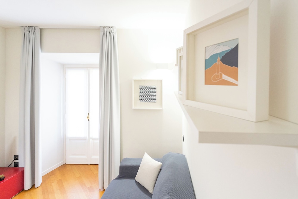 White Flat in Como City Center by Rent all Como