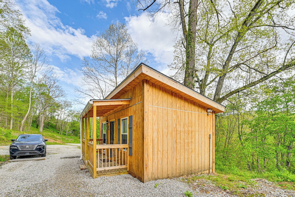 Secluded on 10 Acres: Livingston Getaway w/ Sauna!