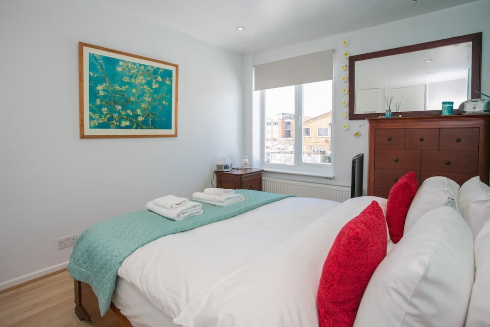 Stunning 3 Bedroom House With Garden in Battersea