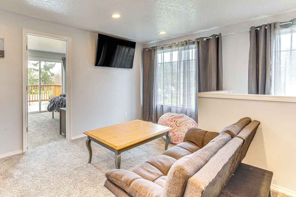 3 Mi to Beach: Oregon North Coast Retreat