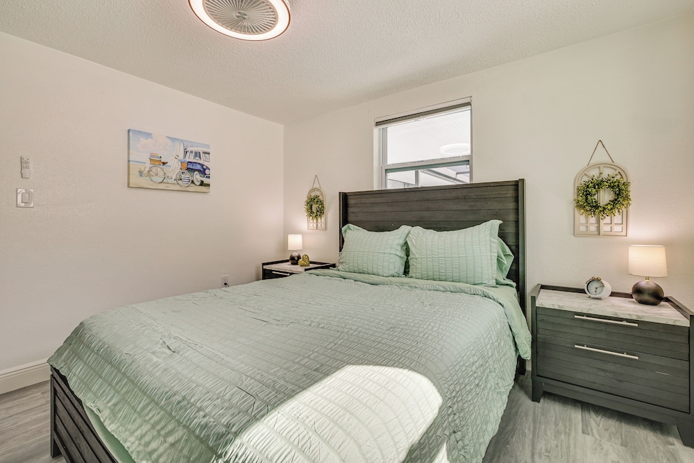 Canal-front Holiday Home Near Beach: Swim & Paddle