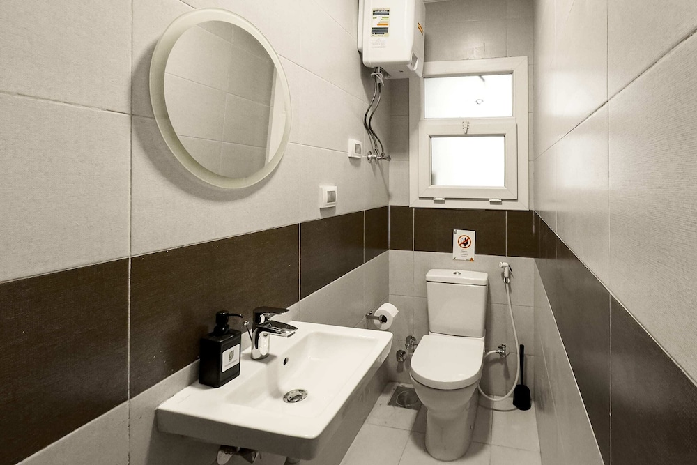 Flattering 2bdr - 5 min to Airport