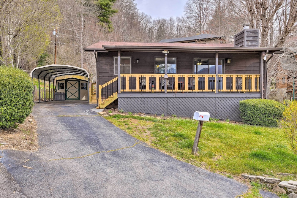 Cozy Maggie Valley Cabin, 1 Mi to Tube World! view 2