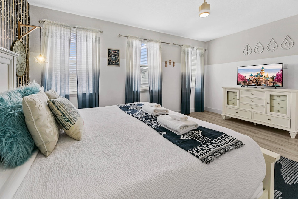 Spacious 7Bd Next to Clubhouse at Solara Resort