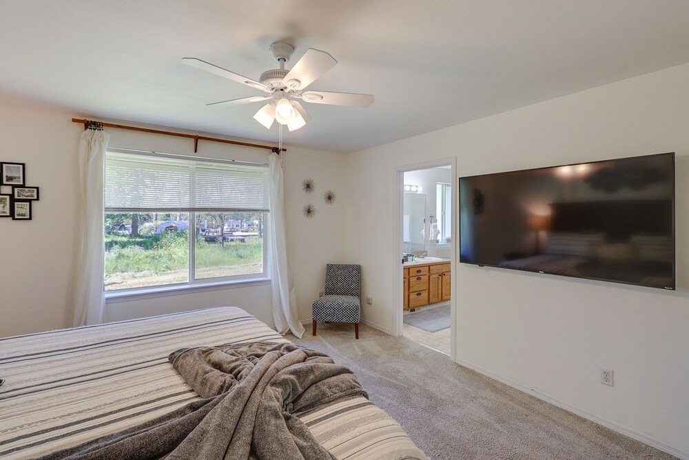 Well-appointed Mckenna Home: Fire Pit & Deck! view 3